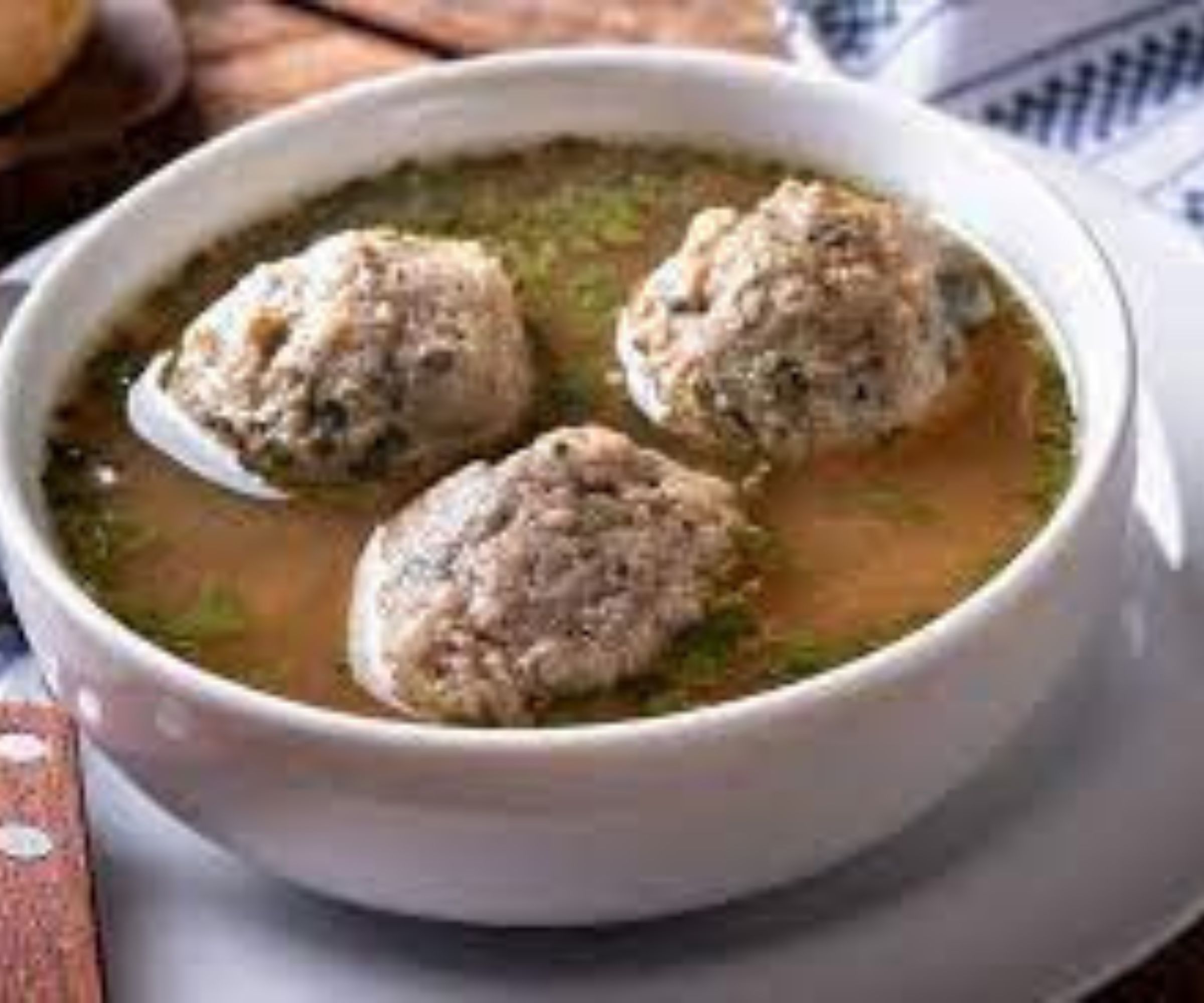 Omas leckere Leberknödelsuppe: Ein traditionelles und herzhaftes Gericht