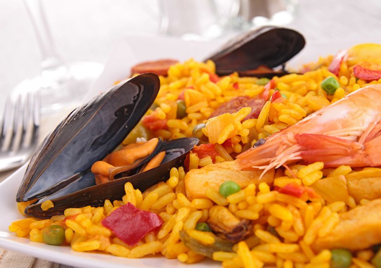 Paella mit Meeresfrüchten, Huhn und Gemüse
