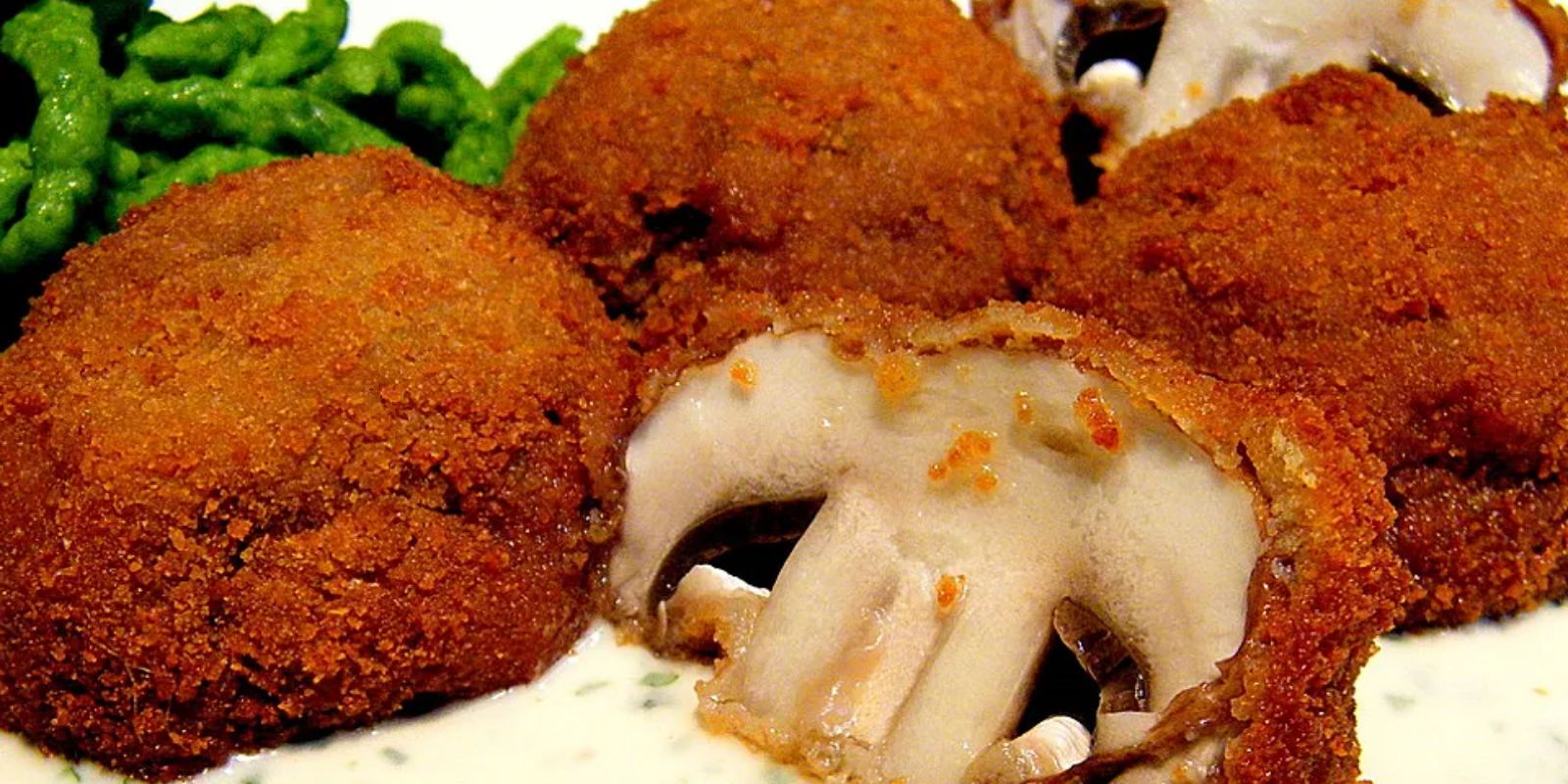 Panierte Champignons mit Kräuterquark – Knuspriger Genuss mit aromatischer Frische