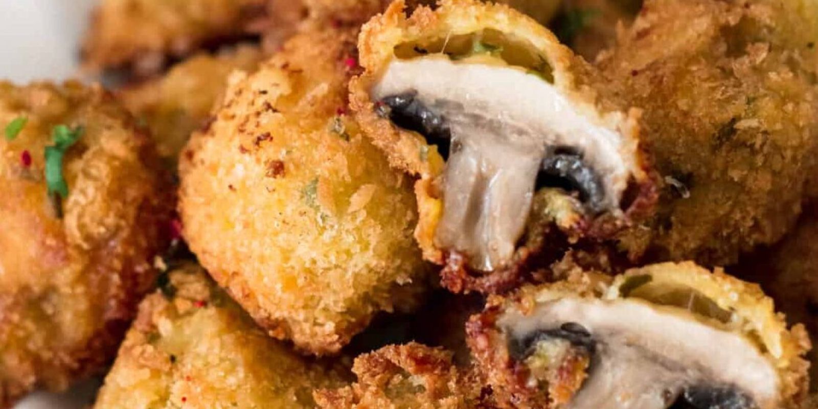 Panierte Champignons und Kräuterquark