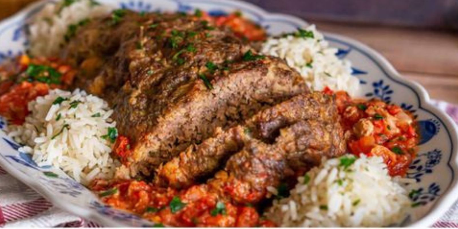 Paprika-Feta-Hackbraten aus dem Backofen mit Tomatensauce