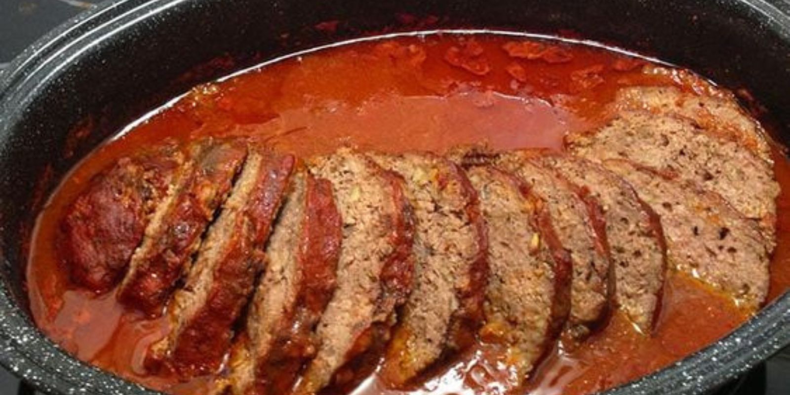 Paprika-Feta-Hackbraten aus dem Backofen mit Tomatensauce