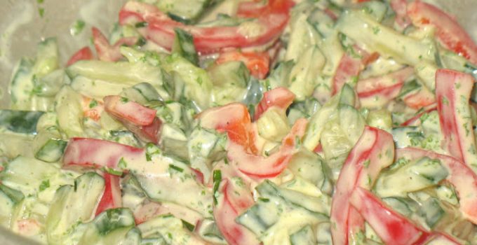 Paprika Gurken Salat mit Joghurt Senf Dressing