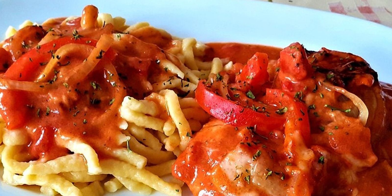 Paprikaschnitzel mit Pommes