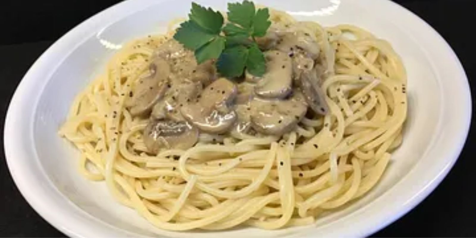 Pasta mit Champignons und Rinderfilet in Kräuterbutter-Sahne-Sauce – Ein Festmahl für Genießer