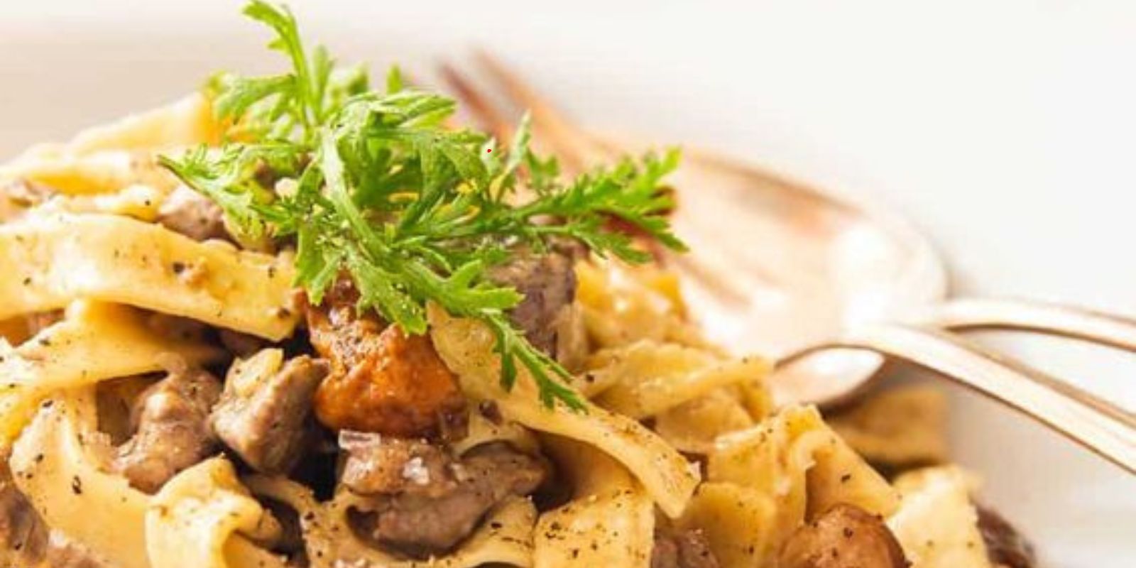 Pasta mit Champignons und Rinderfilet in Kräuterbutter-Sahne-Sauce