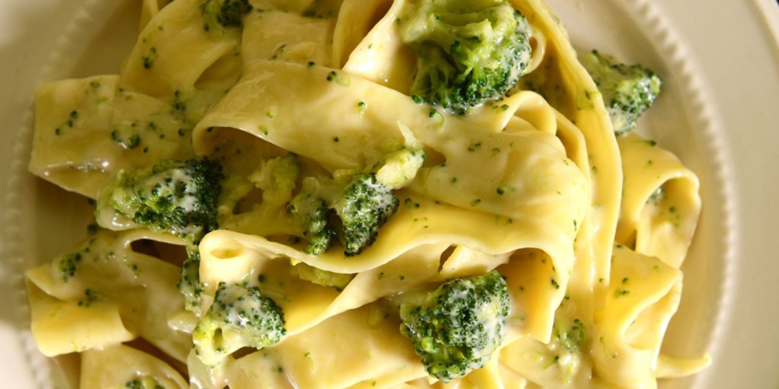 Penne mit Schinken & Brokkoli in Sahnesauce – Ein Geschmackserlebnis auf Italienisch