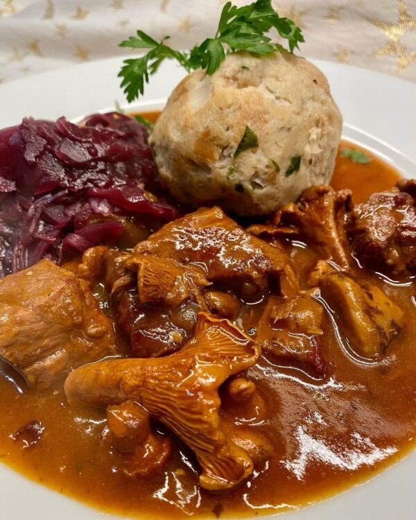 Pilz-Gulasch mit Semmelknödeln