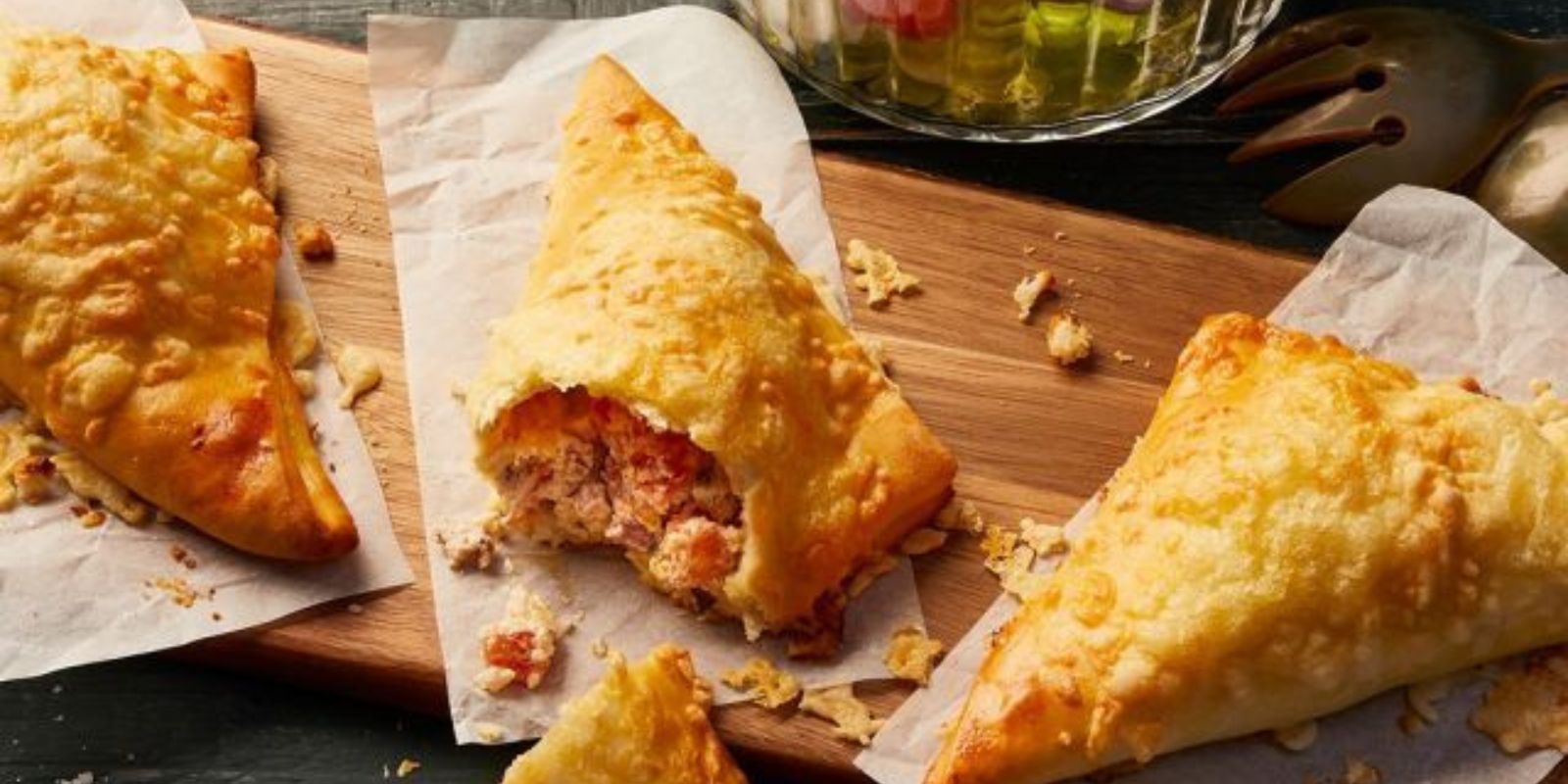 Pizza in Tütenform mit Schinken und Käse