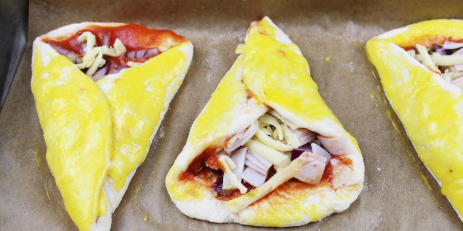 Pizza in Tütenform mit Schinken und Käse