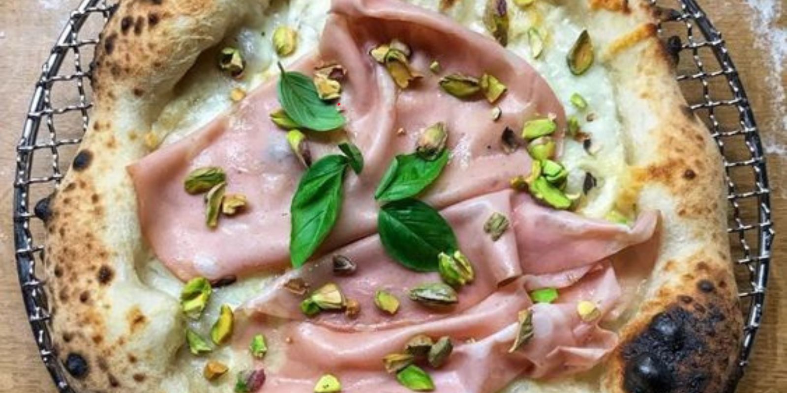 Pizza mit Mortadella, Pistazien, Ricotta und Fior di Latte