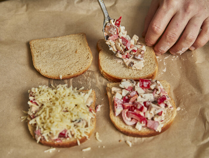 Pizza-Toast - Belag auf den Toastscheiben verteilen