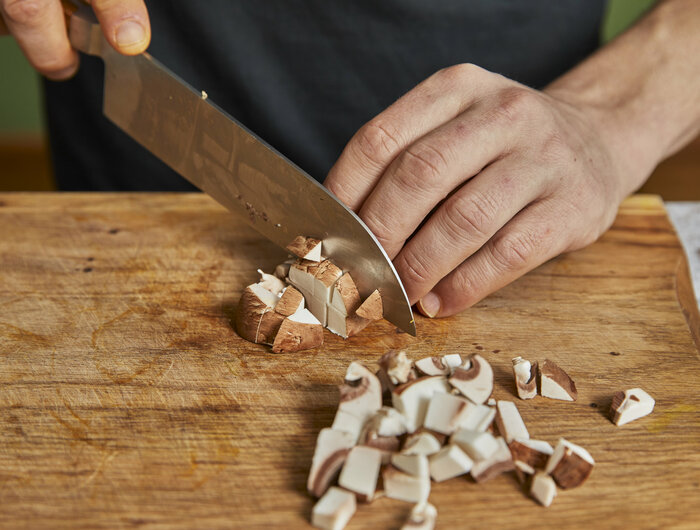 Pizza-Toast - Champignons in Ecken schneiden