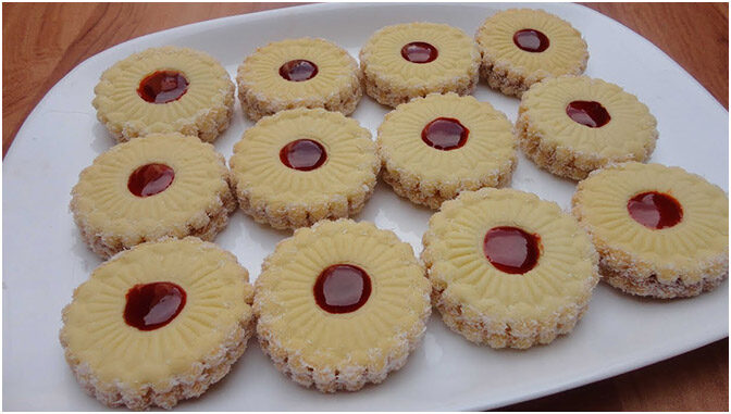 Plätzchen mit selbstgemachter Marmelade, die auf dem stisch nicht fehlen dürfen