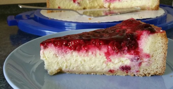 Pudding-Schmand-Kuchen mit Himbeeren
