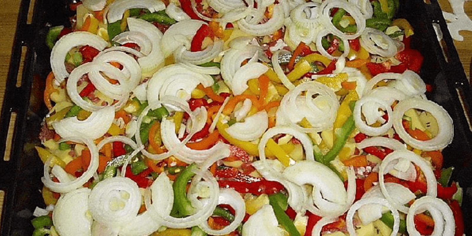 Putenwanne mit Gemüse und Speck