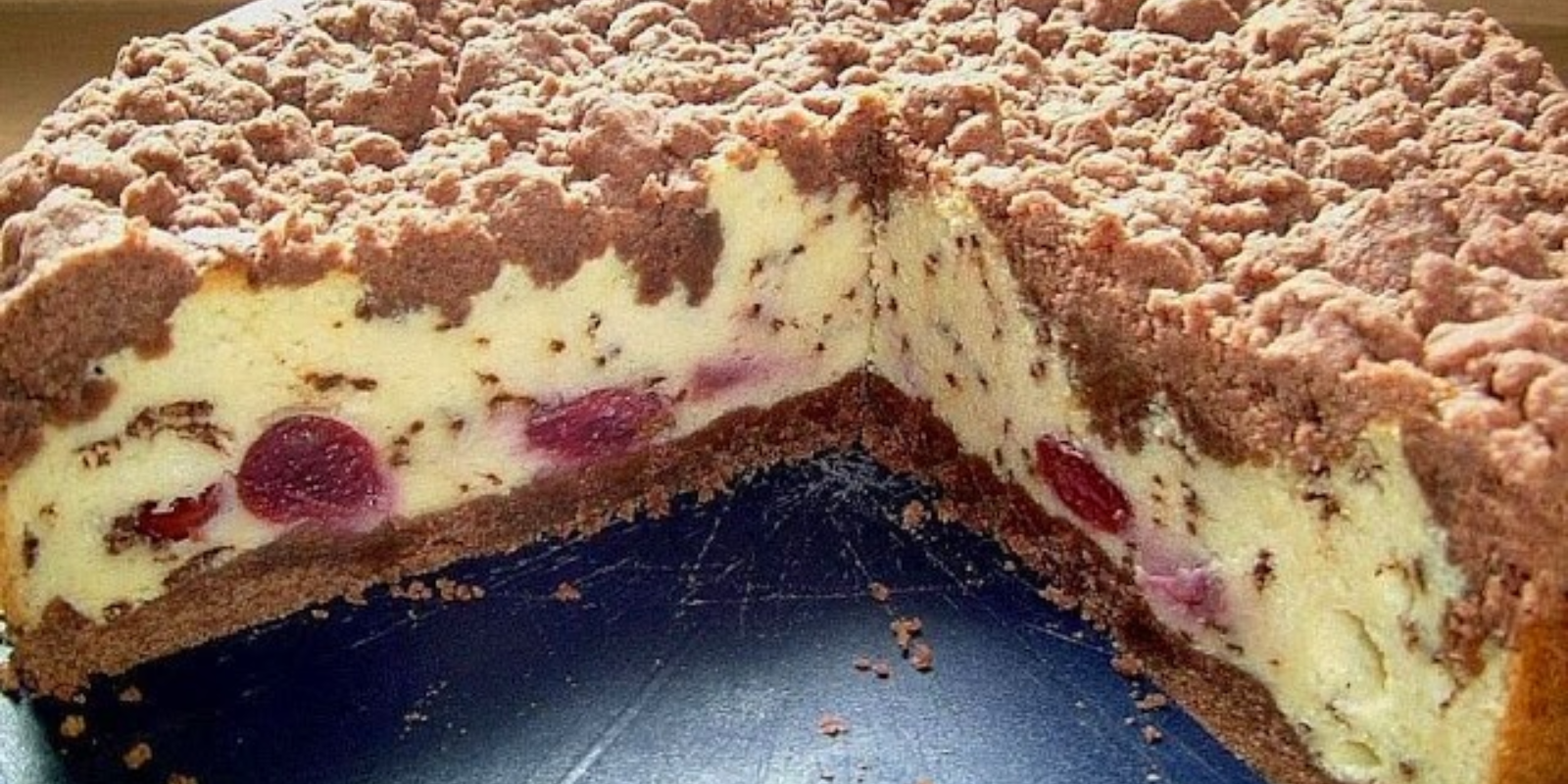 QUARK STREUSELKUCHEN MIT VANILLE KIRSCHFÜLLUNG