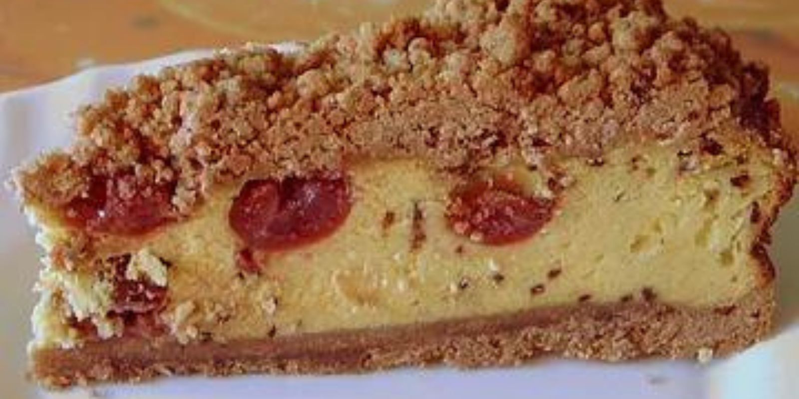 QUARK STREUSELKUCHEN MIT VANILLE KIRSCHFÜLLUNG