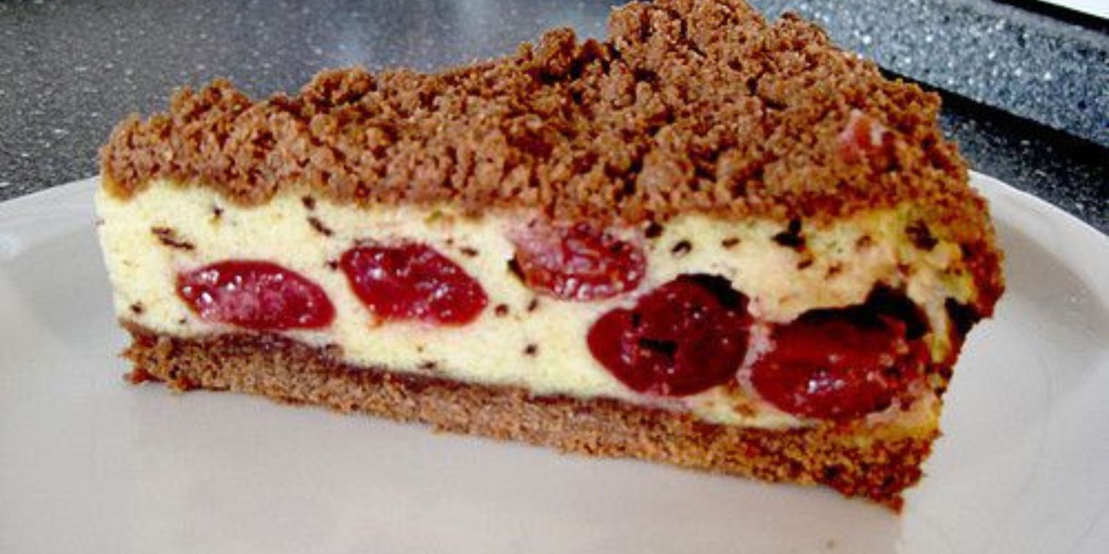 Quark-Streuselkuchen mit Vanille-Kirschfüllung: Ein köstliches Rezept für süße Genießer