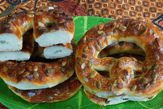 Ravensburger Laugenbrezeln mit Kürbiskernen