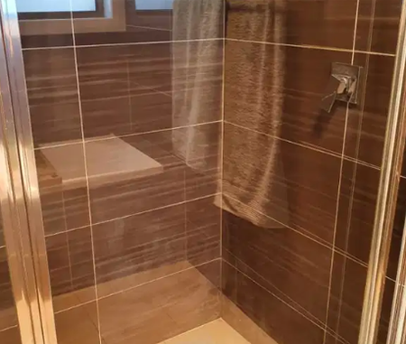 Reinige deine Dusche mit einem Spülmaschinentab