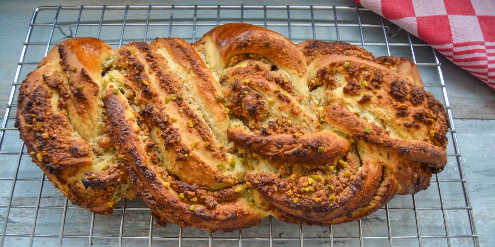 Rezept aus Uromas Kochbuch, Fluffiger, saftiger Nusszopf