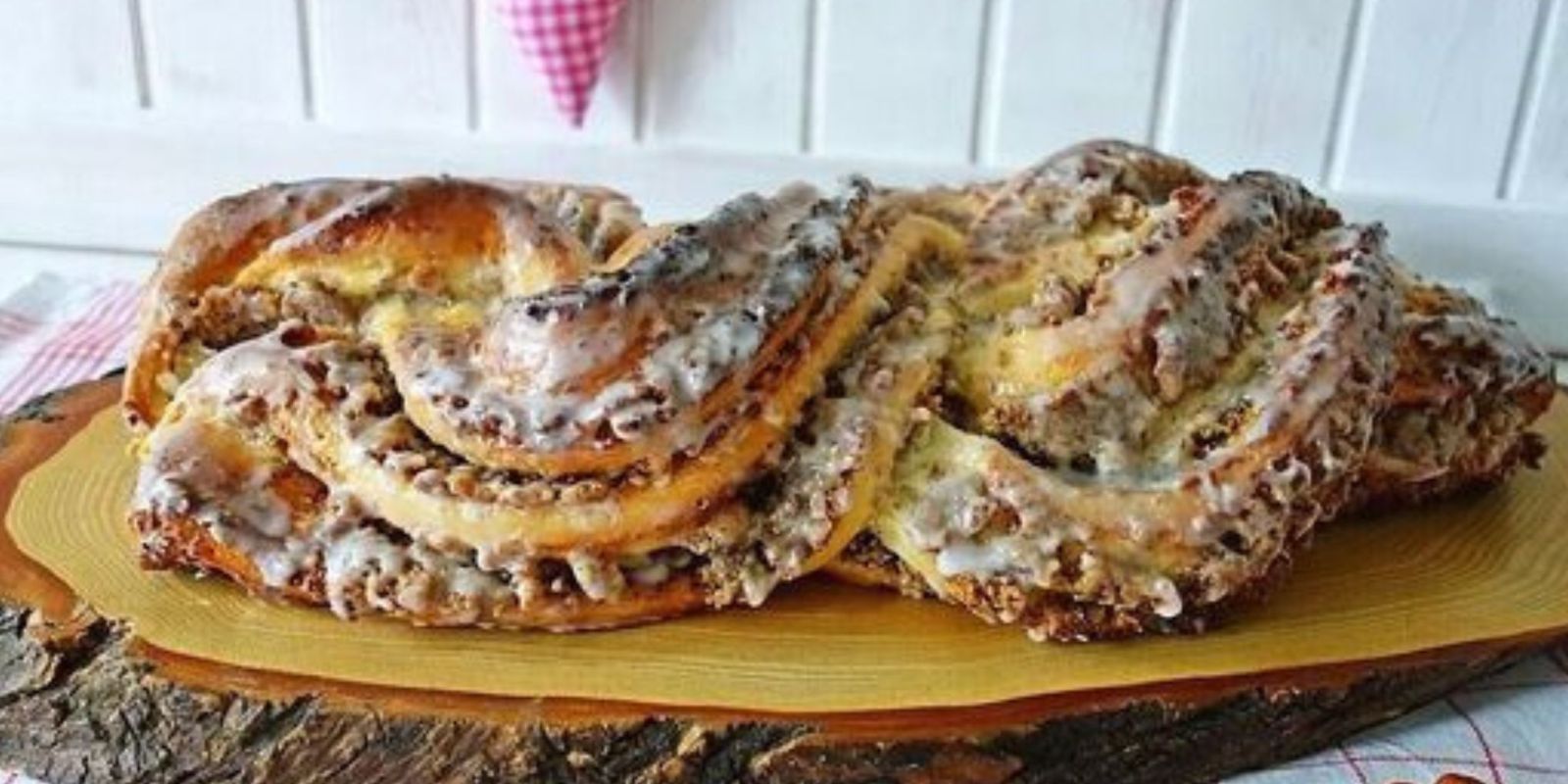 Rezept aus Uromas Kochbuch, Fluffiger, saftiger Nusszopf