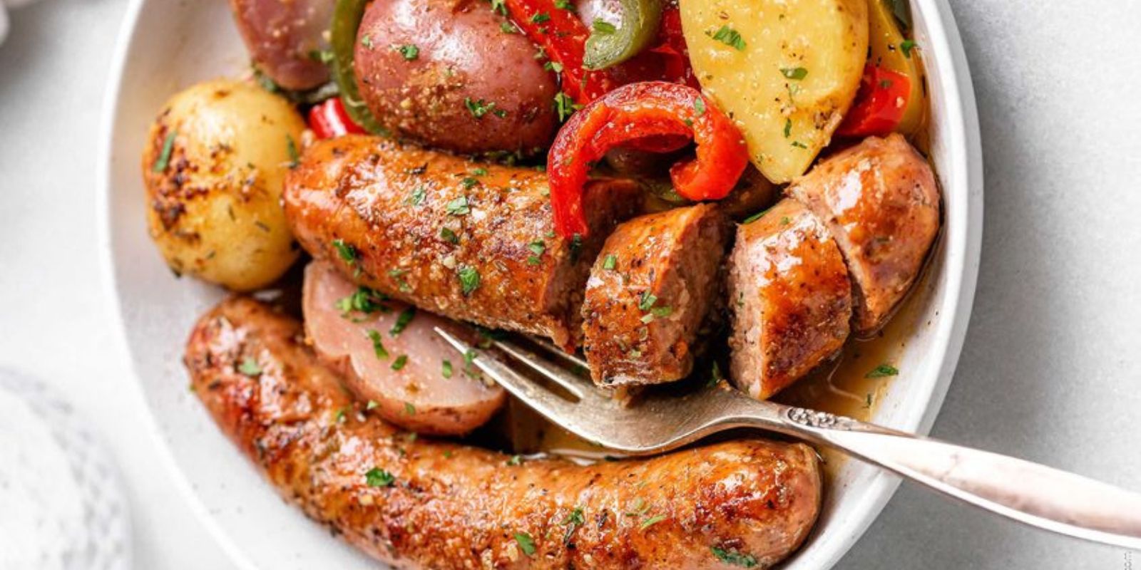 Rezept für Bratwurst mit Porreegemüse und neuen Kartoffeln: Ein Deftiges Mahl