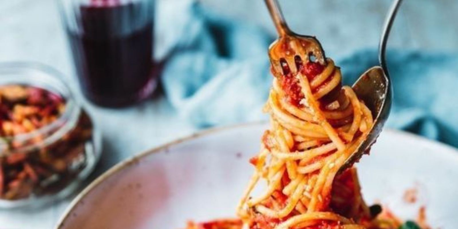 Rezept für DDR Makkaroni mit Tomatensoße und Jägerschnitzel: Ein Hauch Nostalgie