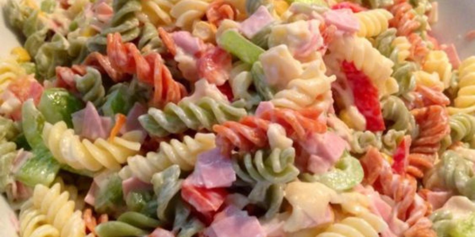 Rezept für Nudelsalat mit Schinken und Käse: Frisch und Herzhaft