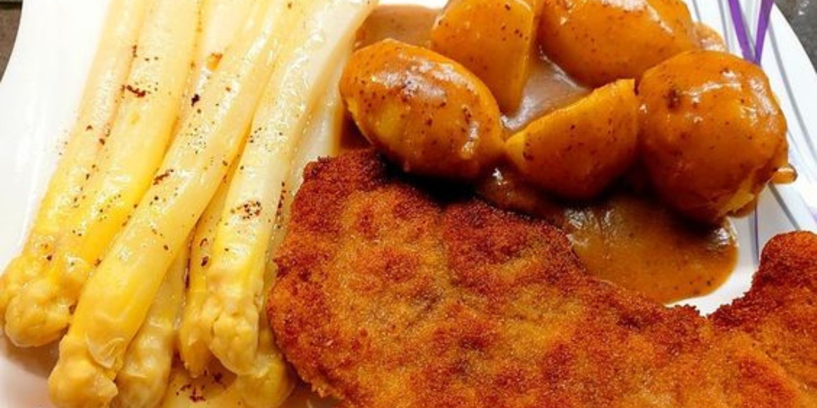 Rezept für Schnitzel mit Wedges und Champignonrahmsauce: Ein Genuss für die Sinne