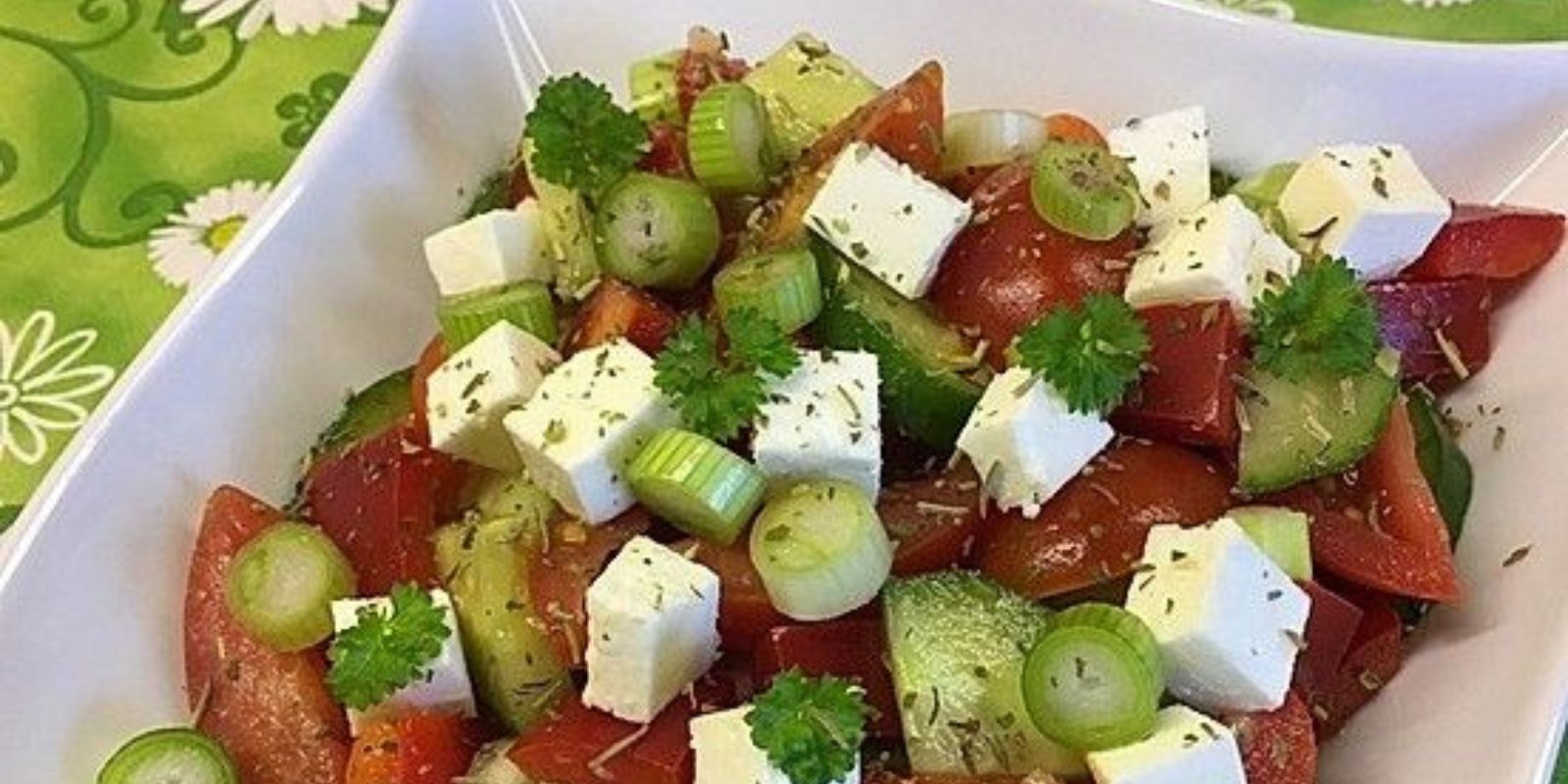 Rezept für Tomatensalat mit Honigmelone und Schafskäse: Frisch, Fruchtig und Leicht