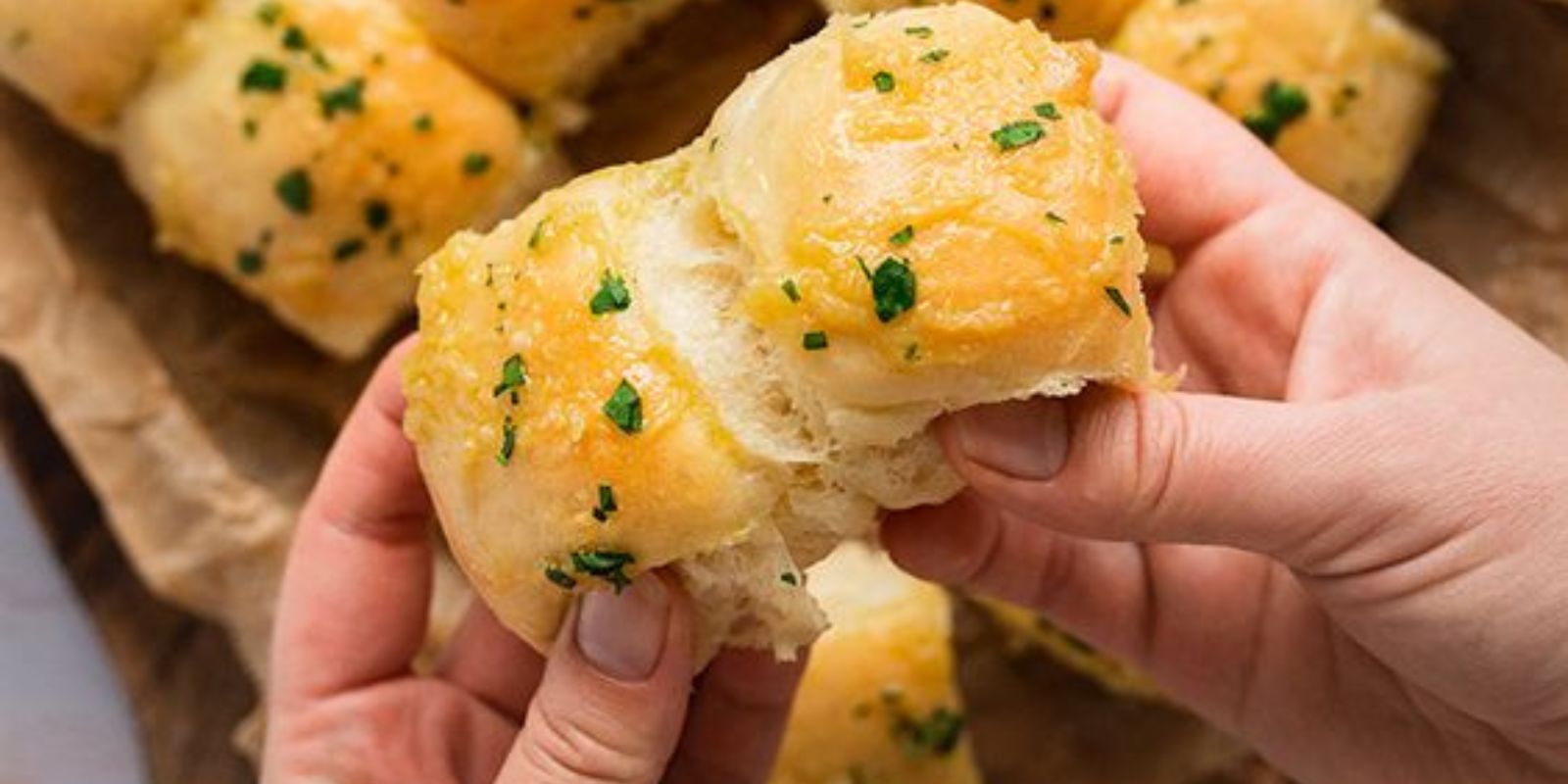 Rezept für Überbackenes Brot mit Gebackenem Knoblauch: Aromatisch, Knusprig und Köstlich