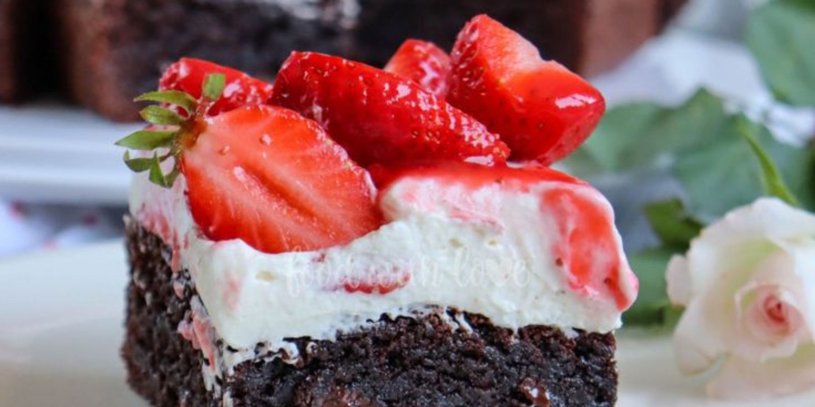 Rezept für einen köstlichen Schokokuchen mit Creme und Erdbeeren: Ein verführerisches Dessert