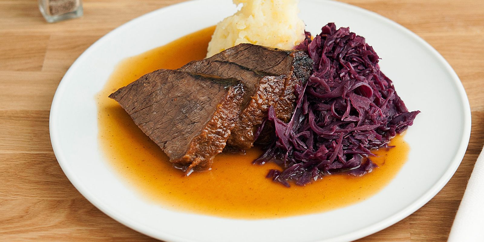 Rinderbraten mit Apfelrotkohl und Kartoffeln – Oma rezepte