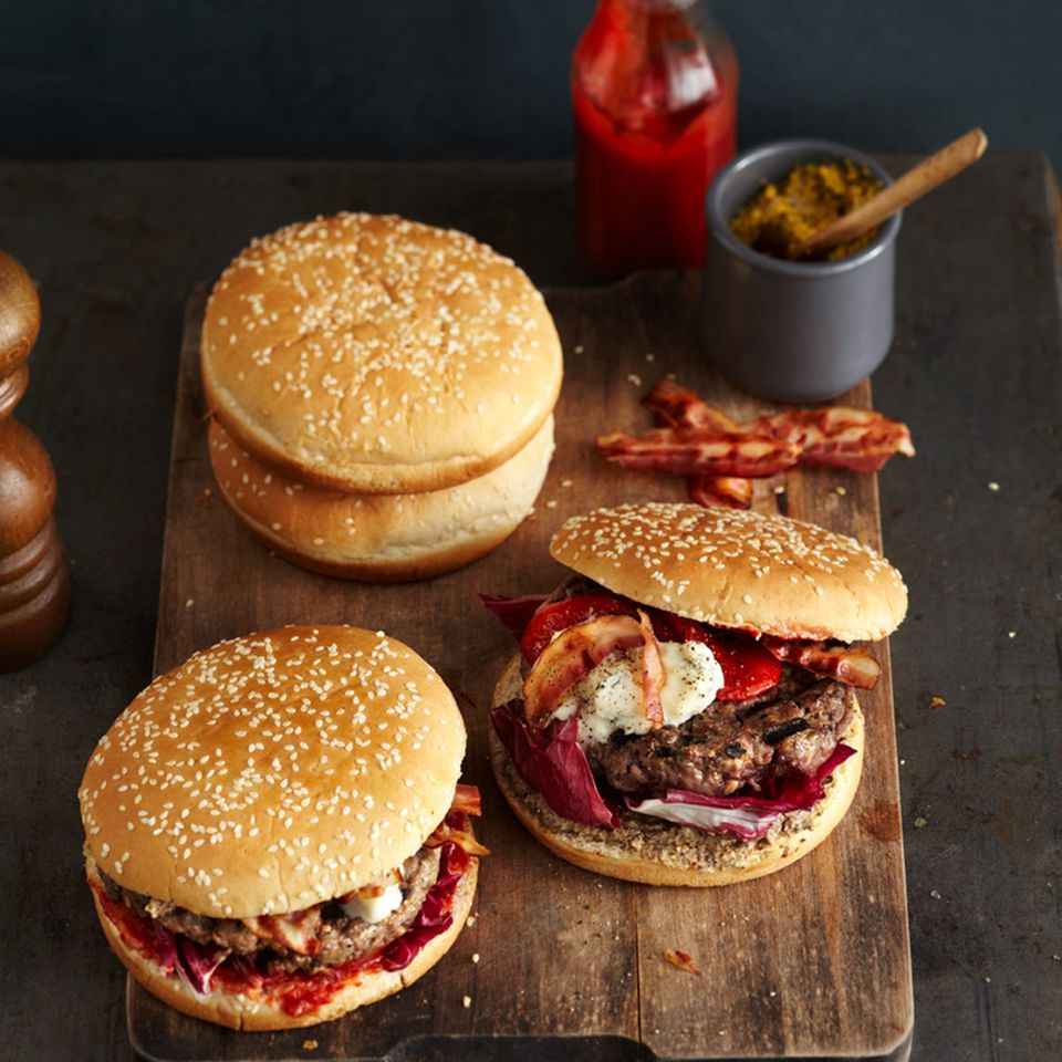 Rinderburger mit Roquefort und Paprikasalat