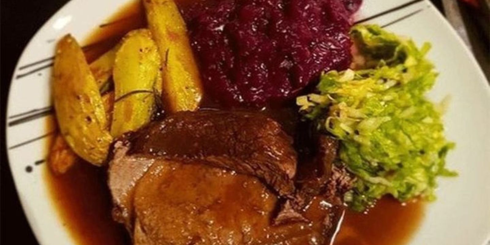 Rinderburgunderbraten mit Kartoffeln und Rotkohl: Ein Festmahl der Genüsse