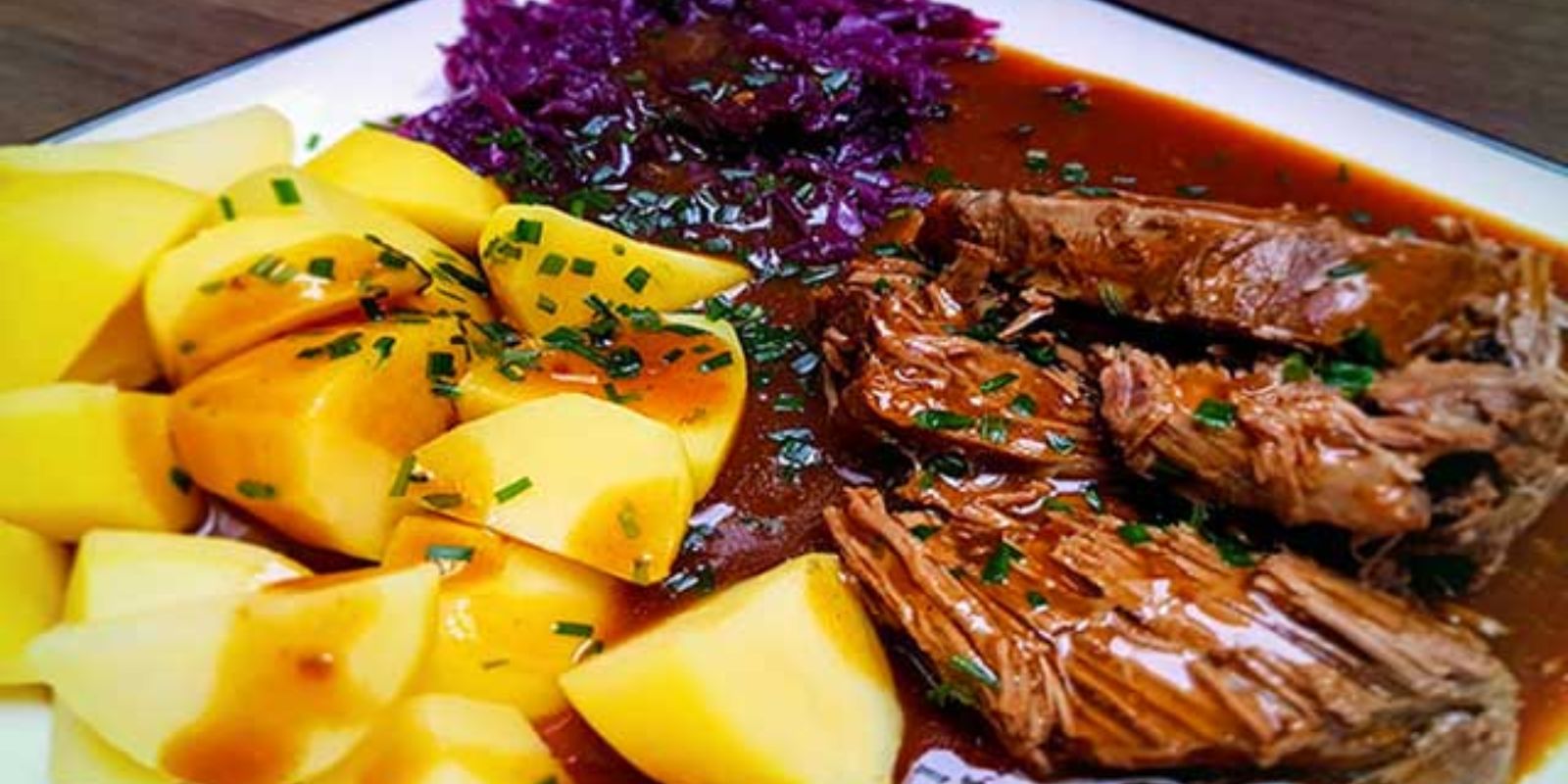 Rinderburgunderbraten mit Kartoffeln und Rotkohl: Ein festliches Schmorgericht