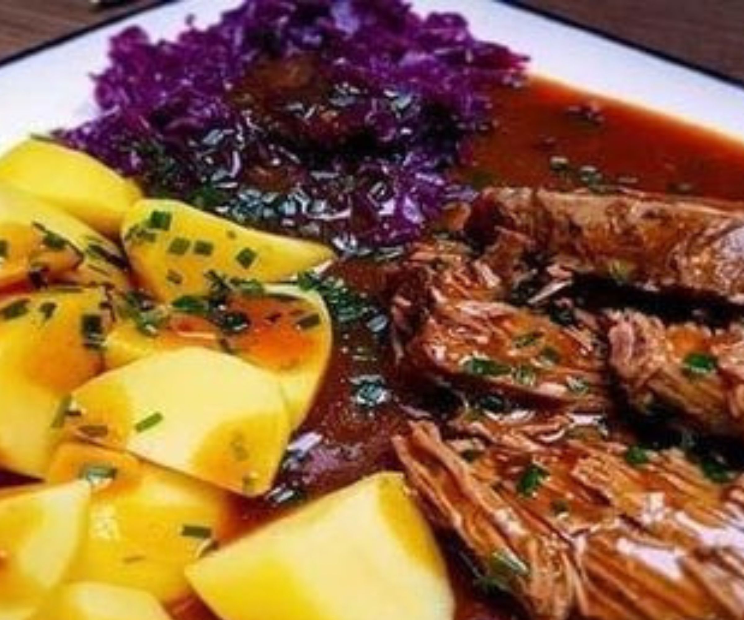 Rinderburgunderbraten mit Kartoffeln und Rotkohl: Ein kulinarisches Meisterwerk für Genießer