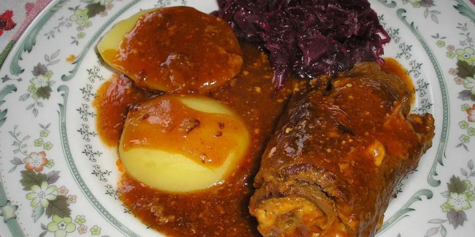 Rinderburgunderbraten mit Kartoffeln und rotkohl