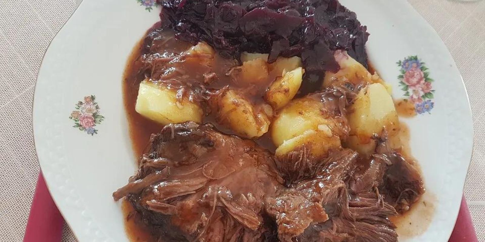 Rinderburgunderbraten mit Kartoffeln und rotkohl