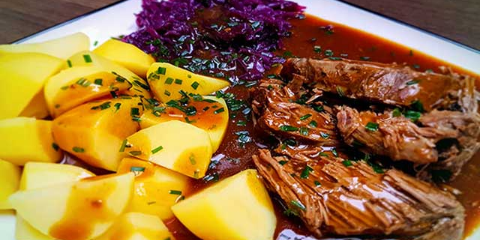 Rinderburgunderbraten mit Kartoffeln und rotkohl