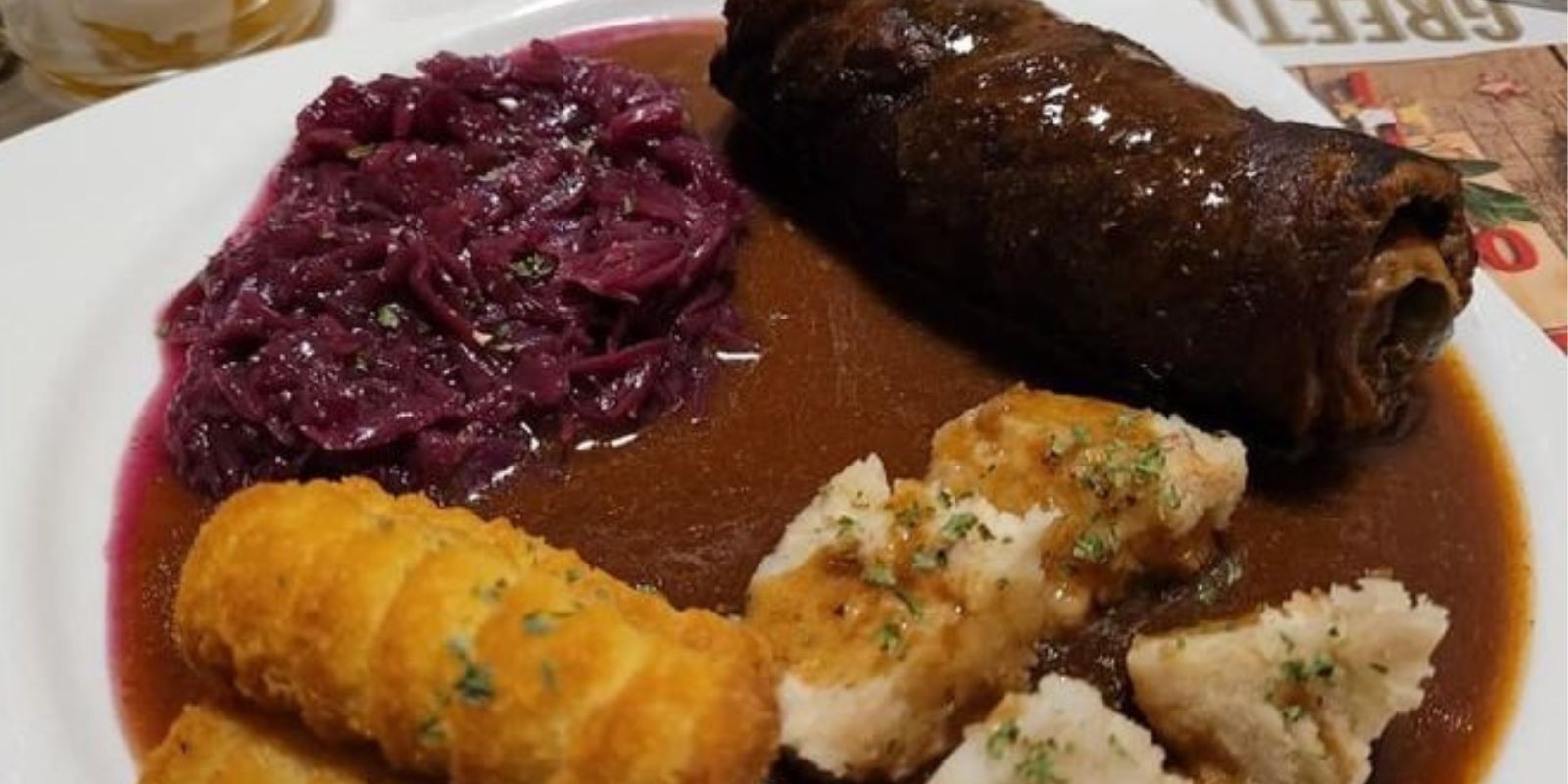 Rinderrouladen mit Rotkraut und Semmelknödel