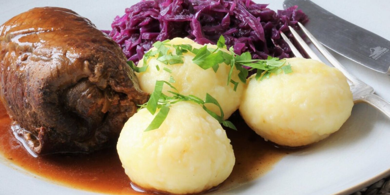 Rinderrouladen mit Rotkraut und Semmelknödel
