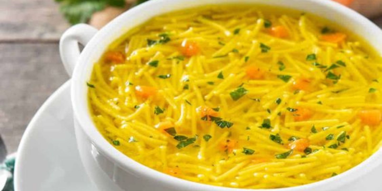 Rindfleischsuppe mit Beinscheibe, Markknochen, Gemüse und Leberknödel: Ein herzhaftes Suppenrezept