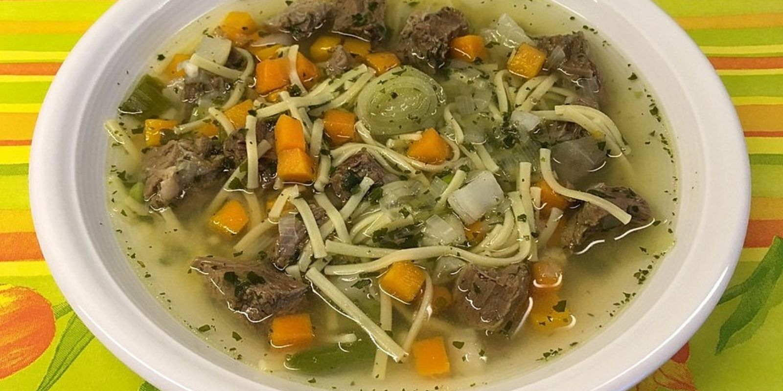 Rindfleischsuppe mit Beinscheibe, Markknochen, Gemüse und Leberknödel