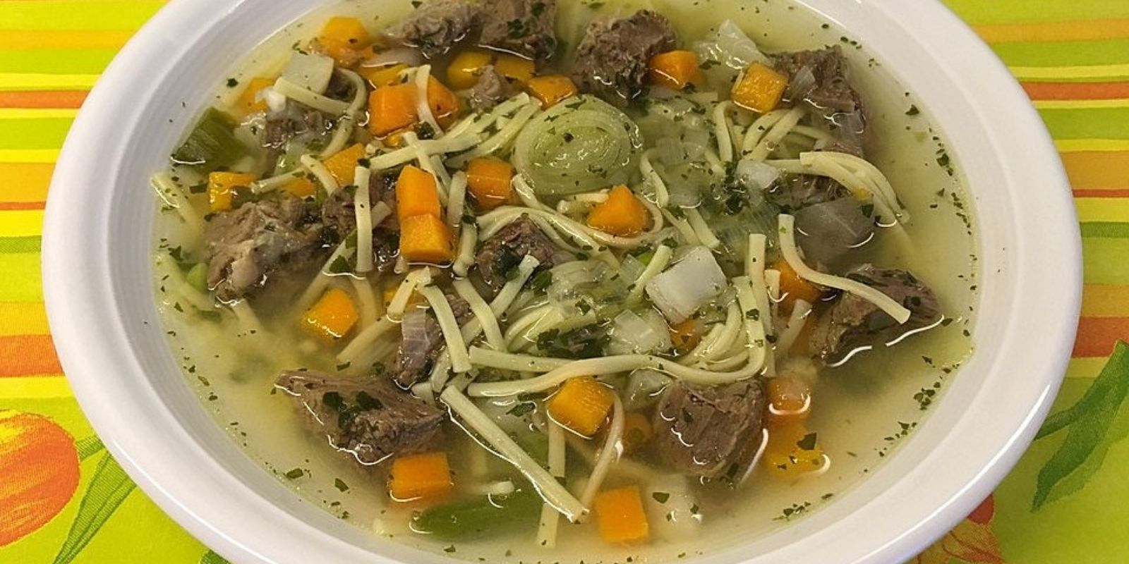 Rindfleischsuppe mit Beinscheibe, Markknochen, Gemüse und Leberknödel