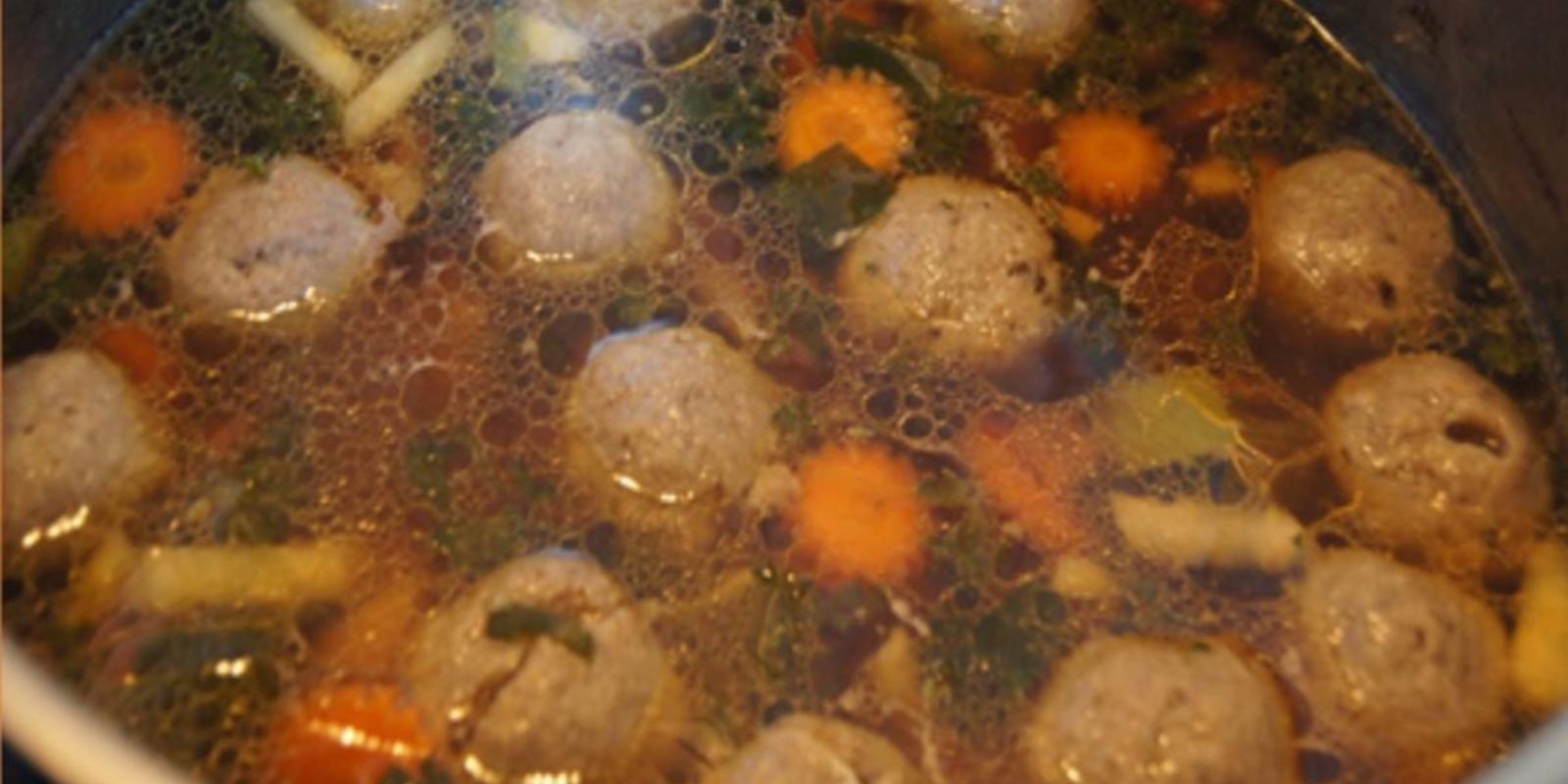 Rindfleischsuppe mit Beinscheibe, Markknochen, Gemüse und Leberknödel