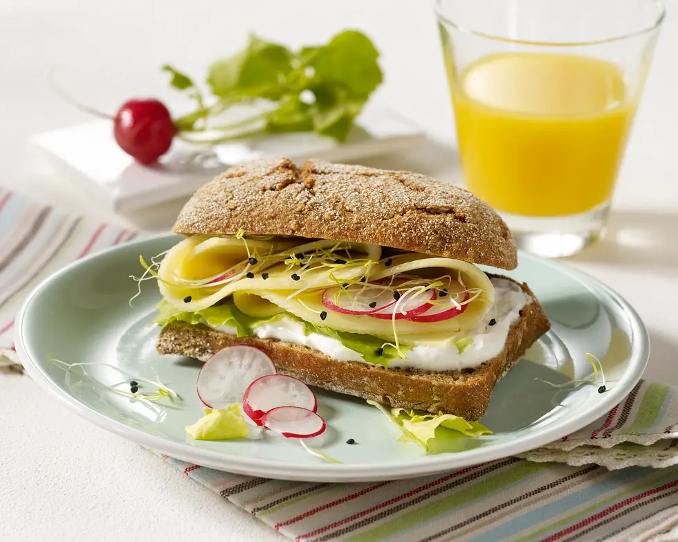 Roggenbrötchen mit Käse, Radieschen und Sprossen