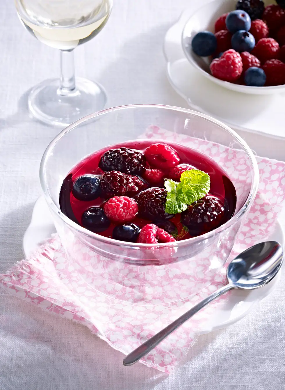 Rotwein-Kaltschale mit Beeren